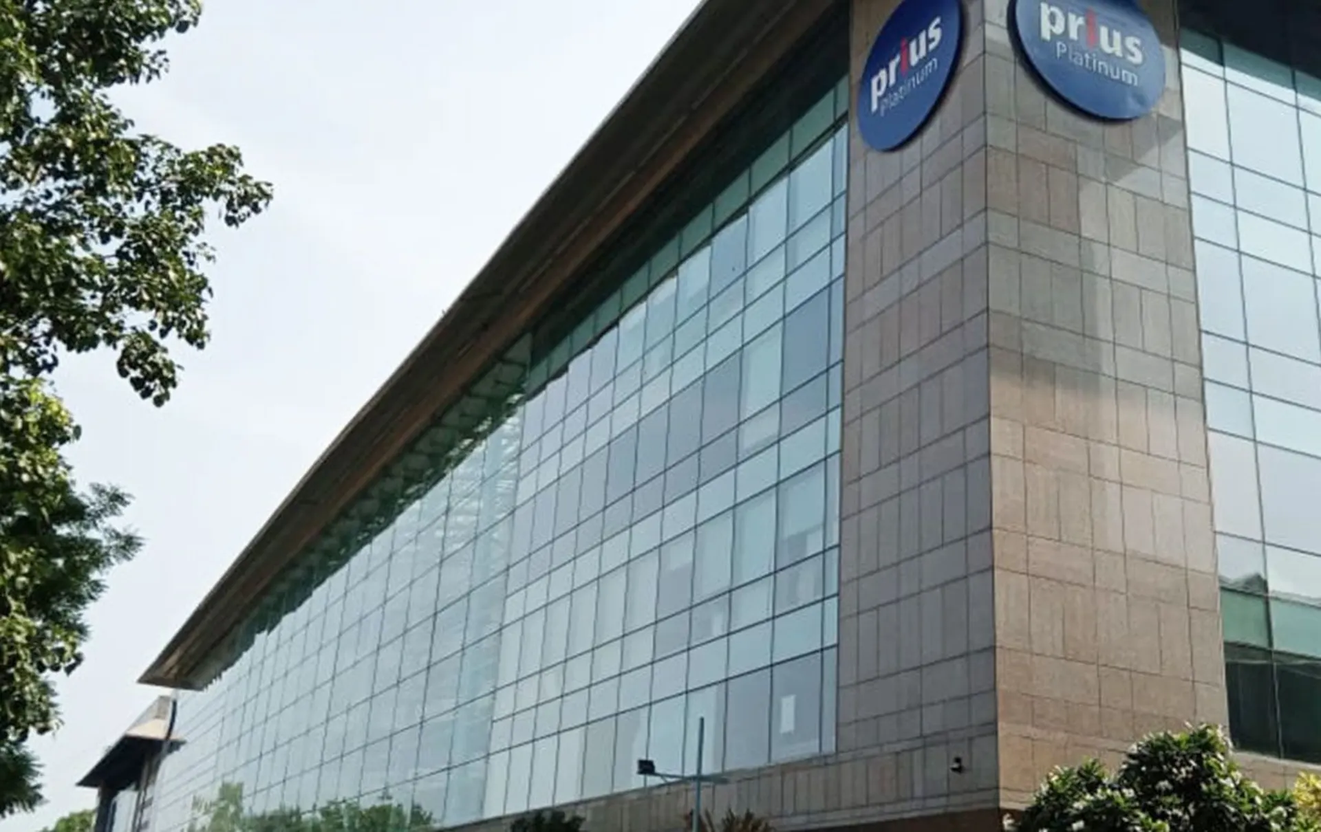 Upscale landscaped mixed-use commercial building — Saket, Delhi